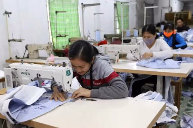 Người lao động miệt mài làm việc tại một doanh nghiệp đóng trên địa bàn tỉnh Vĩnh Phúc Người lao động miệt mài làm việc tại một doanh nghiệp đóng trên địa bàn tỉnh Vĩnh Phúc