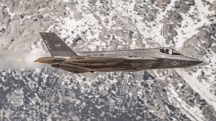 Hình ảnh kinh ngạc chiếc F-35C tạo nên.