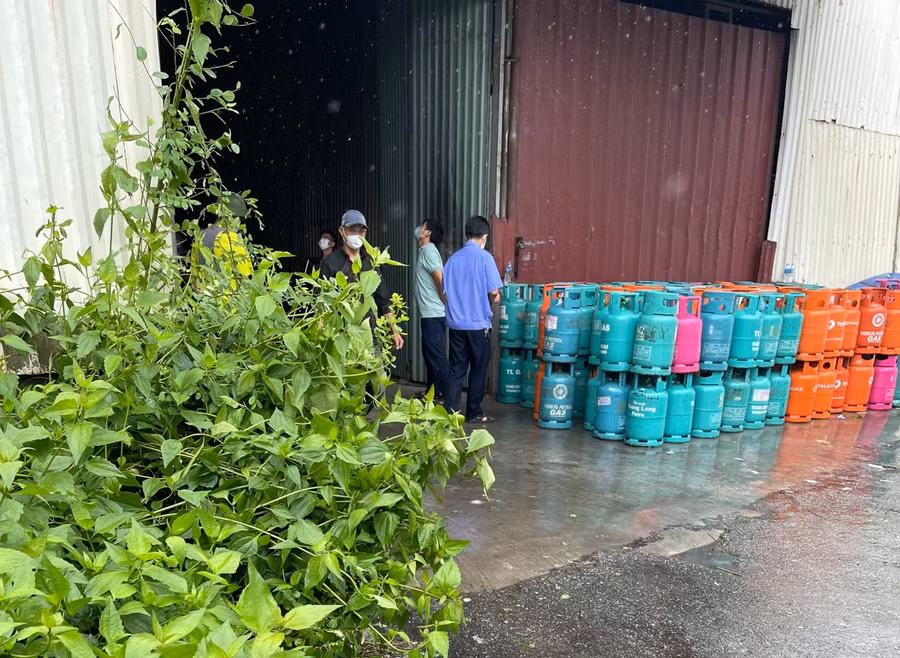 Lực lượng làm nhiệm vụ kiểm tra kho chứa gas nghi được sang chiết trái phép