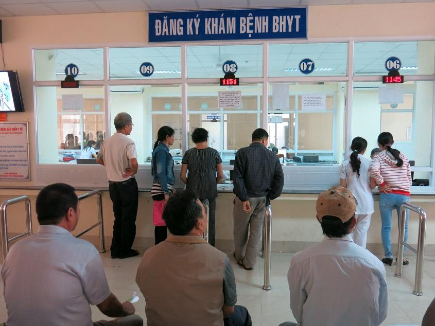 Người dân chờ khám bệnh theo bảo hiểm y tế tại bệnh viện Người dân chờ khám bệnh theo bảo hiểm y tế tại bệnh viện