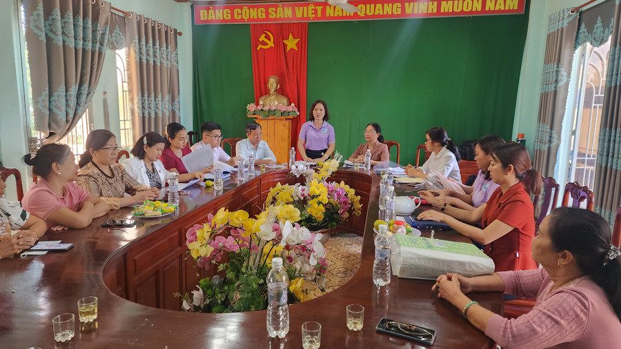 Chủ tịch Hội LHPN Thị xã Chơn Thành Mạc Thị Thanh Bình báo cáo về hoạt động ủy thác cho vay. Chủ tịch Hội LHPN Thị xã Chơn Thành Mạc Thị Thanh Bình báo cáo về hoạt động ủy thác cho vay.