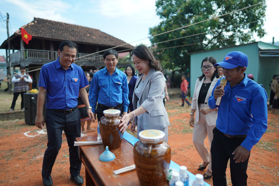 Quyền Chủ tịch nước Võ Thị Ánh Xuân tham gia Ngày hội Thanh niên dân tộc. Quyền Chủ tịch nước Võ Thị Ánh Xuân tham gia Ngày hội Thanh niên dân tộc.