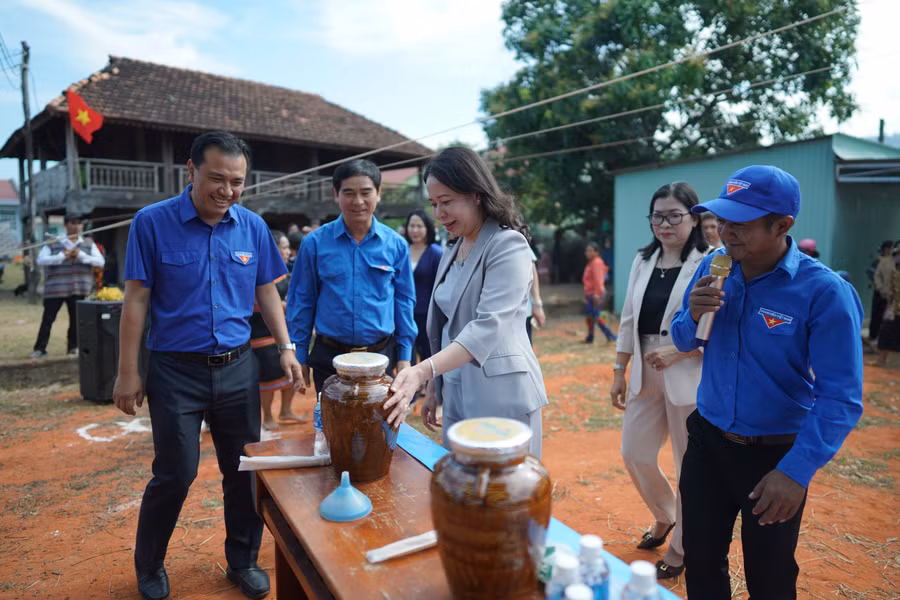 Quyền Chủ tịch nước Võ Thị Ánh Xuân tham gia Ngày hội Thanh niên dân tộc.