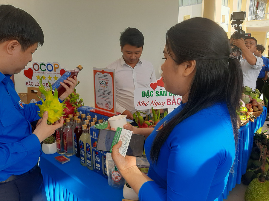 Thanh niên giới thiệu sản phẩm đạt công nhận đánh giá OCOP. Thanh niên giới thiệu sản phẩm đạt công nhận đánh giá OCOP.