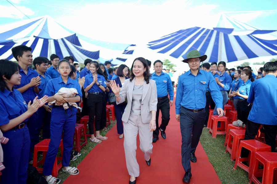Đoàn đại biểu tham gia lễ khởi động tại Sân vận động huyện Hàm Thuận Bắc. Đoàn đại biểu tham gia lễ khởi động tại Sân vận động huyện Hàm Thuận Bắc.