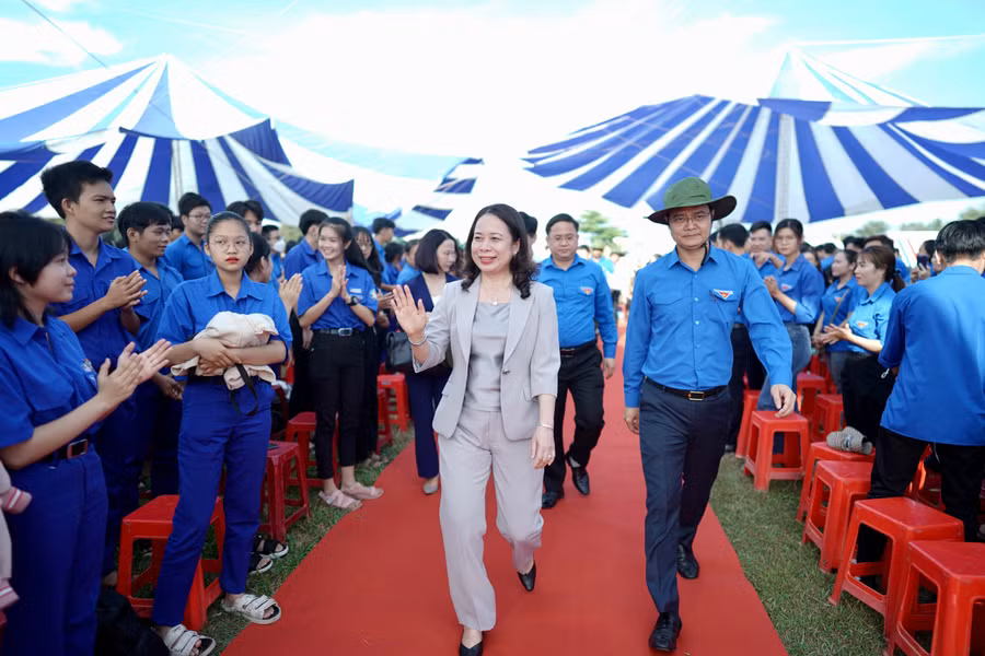 Đoàn đại biểu tham gia lễ khởi động tại Sân vận động huyện Hàm Thuận Bắc.