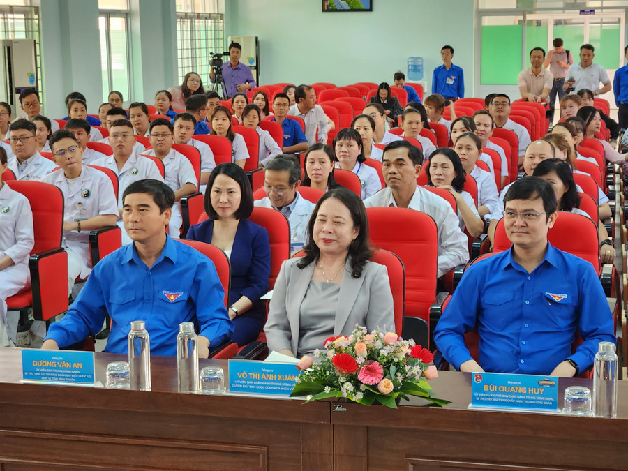 Đại biểu đến thăm và làm việc với Bệnh viện Y học cổ truyền phục hồi chức năng tỉnh Bình Thuận Đại biểu đến thăm và làm việc với Bệnh viện Y học cổ truyền phục hồi chức năng tỉnh Bình Thuận