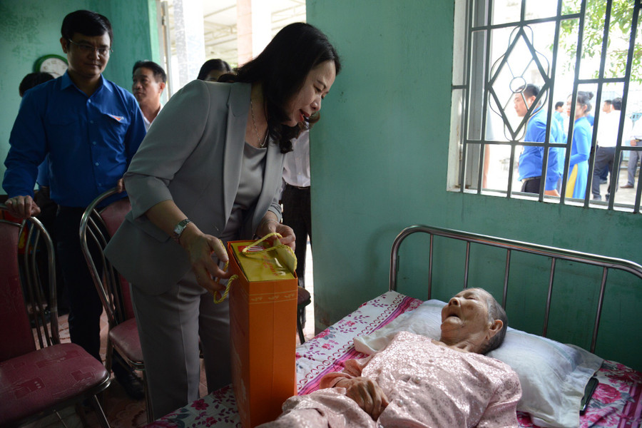 Đoàn công tác thăm, tặng quà cho Mẹ Việt Nam Anh hùng Nguyễn Thị Nhung (thôn Phú Lập, xã Hàm Phú). Đoàn công tác thăm, tặng quà cho Mẹ Việt Nam Anh hùng Nguyễn Thị Nhung (thôn Phú Lập, xã Hàm Phú).