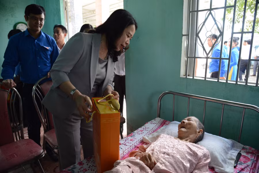 Đoàn công tác thăm, tặng quà cho Mẹ Việt Nam Anh hùng Nguyễn Thị Nhung (thôn Phú Lập, xã Hàm Phú).