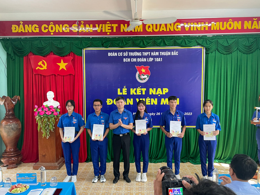 Ban Công tác thiếu nhi, Ban Thanh niên Trường THPT Hàm Thuận Bắc tổ chức Lễ kết nạp Đoàn viên mới. Ban Công tác thiếu nhi, Ban Thanh niên Trường THPT Hàm Thuận Bắc tổ chức Lễ kết nạp Đoàn viên mới.