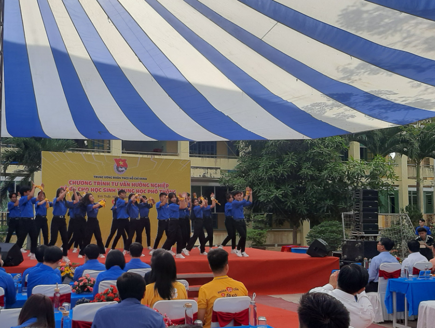 Hoạt động văn nghệ khai mạc chương trình tư vấn, hướng nghiệp cho học sinh Trường THPT Hàm Thuận Bắc. Hoạt động văn nghệ khai mạc chương trình tư vấn, hướng nghiệp cho học sinh Trường THPT Hàm Thuận Bắc.