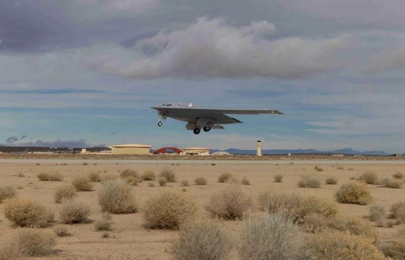 B-21 Raider trong một chuyến bay thử nghiệm tại Căn cứ Không quân Edwards ở California.