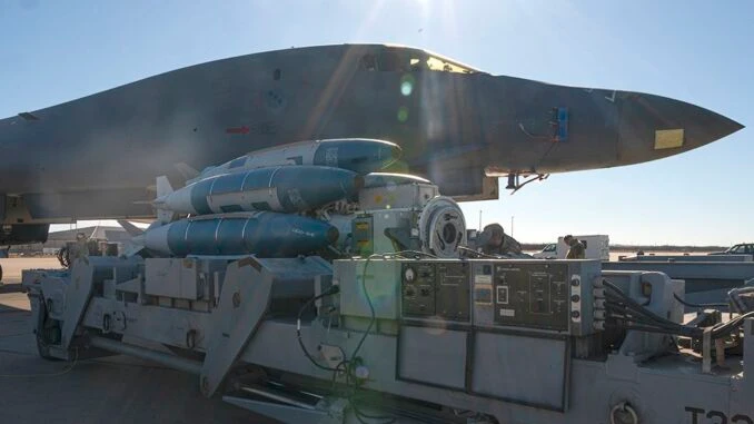 B-1B Lancer mang vũ khí khủng khiếp sau 30 năm