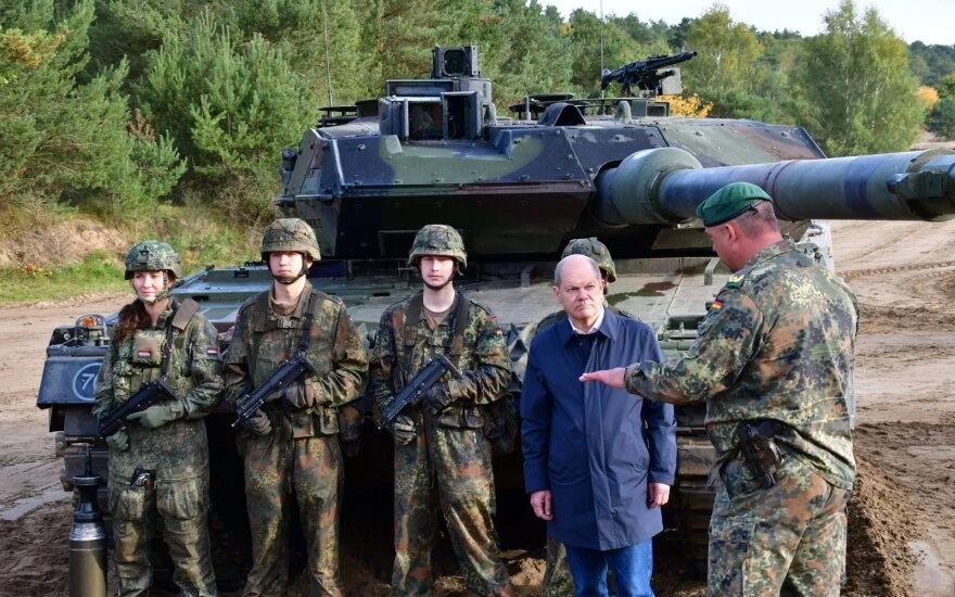 Thủ tướng Đức Olaf Scholz thăm đơn vị tăng Leopard 2.