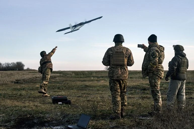 Binh sĩ Ukraine triển khai UAV.