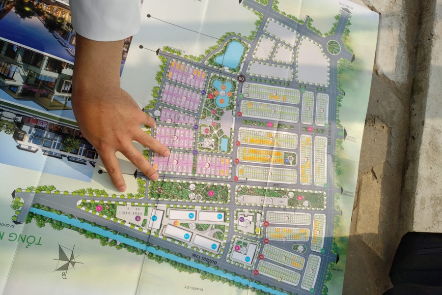 Theo nhân viên sàn giao dịch bất động sản thì hầu hết các lô liền kề đã được bán Theo nhân viên sàn giao dịch bất động sản thì hầu hết các lô liền kề đã được bán