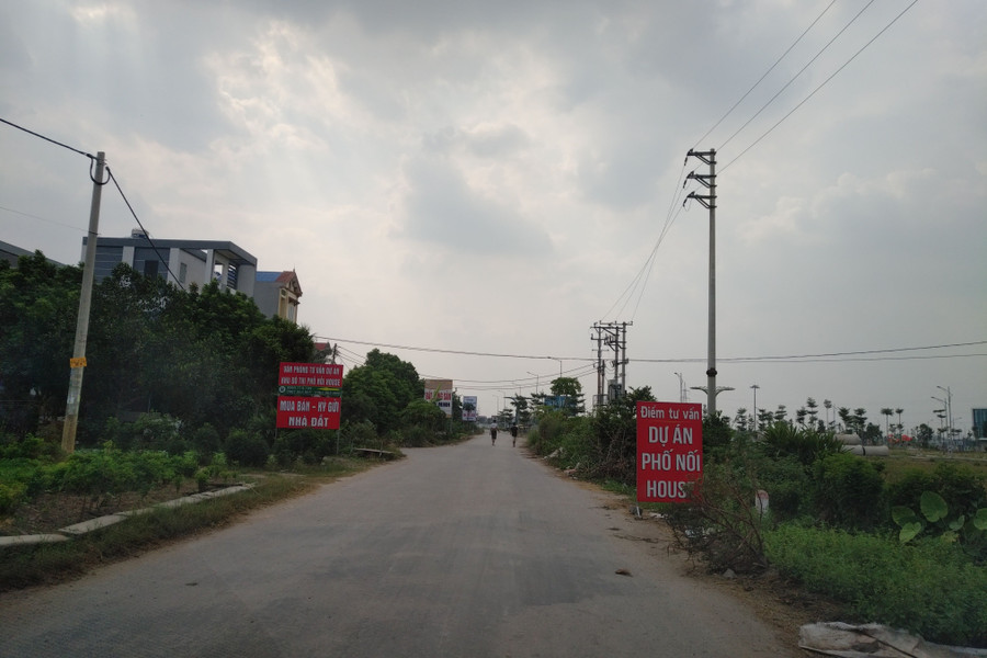 Các biển quảng cáo bán đất dự án treo bên ngoài lối vào dự án Các biển quảng cáo bán đất dự án treo bên ngoài lối vào dự án
