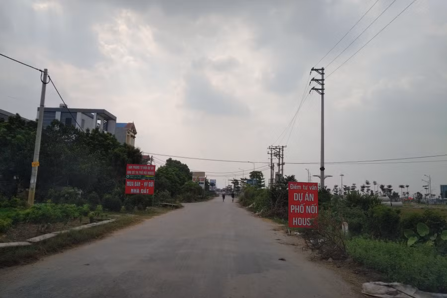 Các biển quảng cáo bán đất dự án treo bên ngoài lối vào dự án