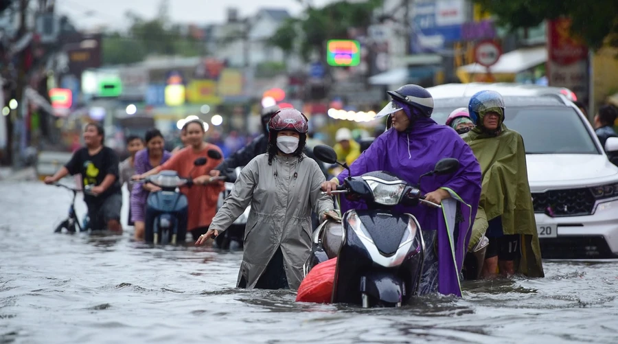 Chi nghìn tỷ chống ngập, giảm ngập, nhưng TP. HCM vẫn đối diện với tình trạng úng ngập khi mưa lớn, triều cường. (Nguồn ảnh: Vnexpress).