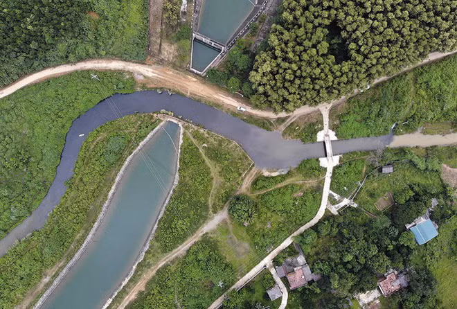 Dòng nước đen kịt chảy vào khu vực sản xuất của Nhà máy nước sông Đà