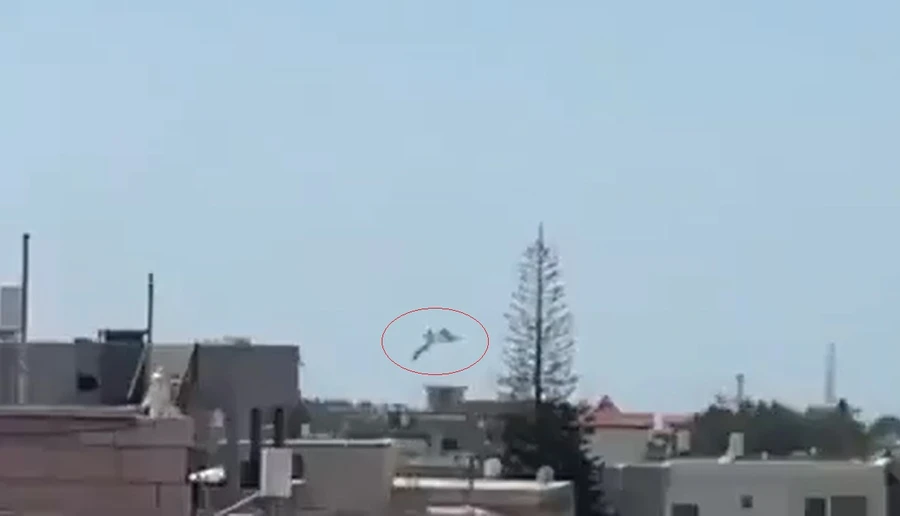 Khoảnh khắc UAV của Hezbollah tấn công Israel.