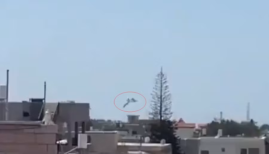 Khoảnh khắc UAV của Hezbollah tấn công Israel.