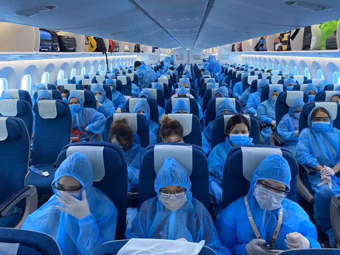 Hành khách trên một chuyến bay giải cứu được đưa về nước. Ảnh: DT.