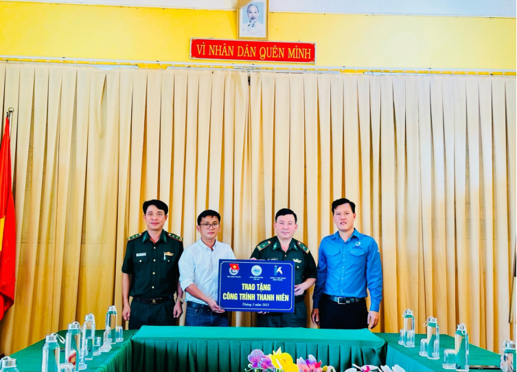 Trung tá Trần Sỹ Giáp, Đồn trưởng (bên trái) vàThiếu tá Bùi Ngọc Đôn, Chính trị viên Đồn Biên phòng Lộc An (thứ ba từ trái sang) nhận công trình từ Tỉnh đoàn và đơn vị tài trợ. Trung tá Trần Sỹ Giáp, Đồn trưởng (bên trái) vàThiếu tá Bùi Ngọc Đôn, Chính trị viên Đồn Biên phòng Lộc An (thứ ba từ trái sang) nhận công trình từ Tỉnh đoàn và đơn vị tài trợ.
