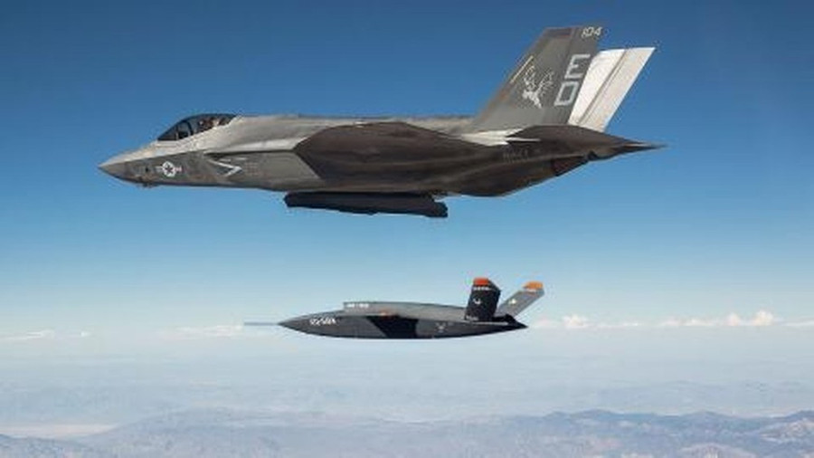 UAV XQ-58A Valkyrie bay cùng tiêm kích F-35 trong một cuộc thử nghiệm.