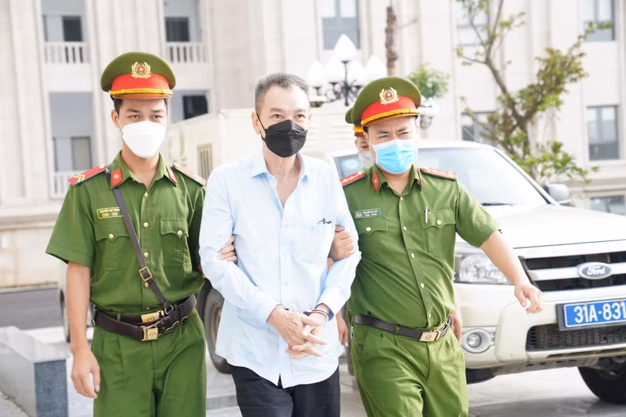 Nguyễn Đại Dương được dẫn đến phiên xét xử