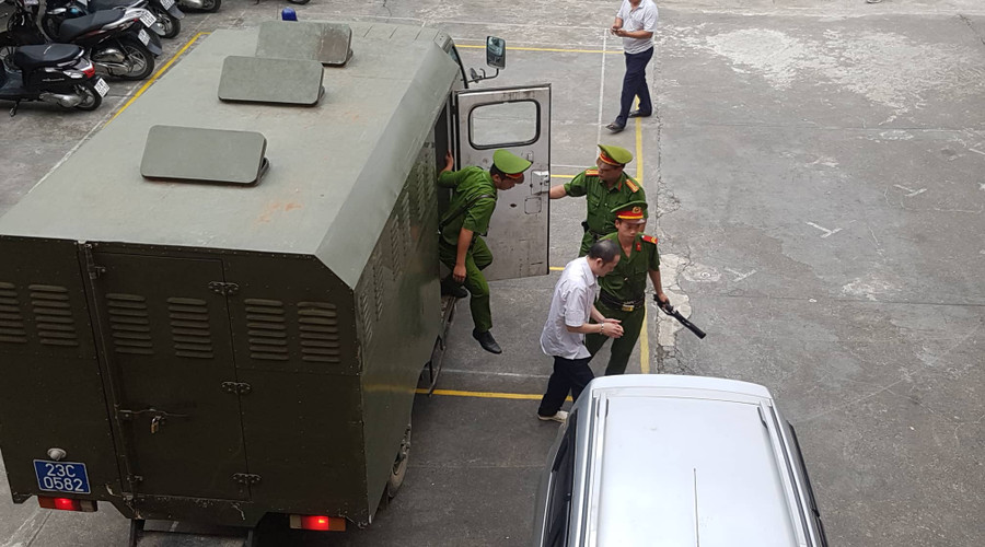 Bị cáo được xe chuyên dụng đưa đến tòa án. Bị cáo được xe chuyên dụng đưa đến tòa án.