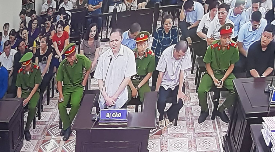 Các bị cáo trong phòng xử. (ảnh chụp qua màn hình) Các bị cáo trong phòng xử. (ảnh chụp qua màn hình)