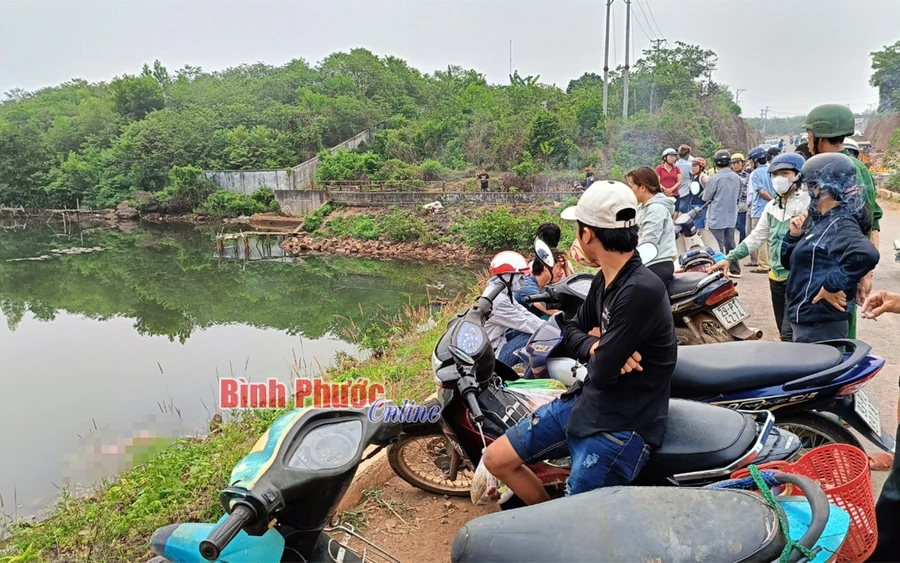 Thi thể nạn nhân nổi trên mặt nước ngay sát chân đập Bà Mụ (Nguồn: Đài Phát thanh - Truyền hình và Báo Bình Phước).