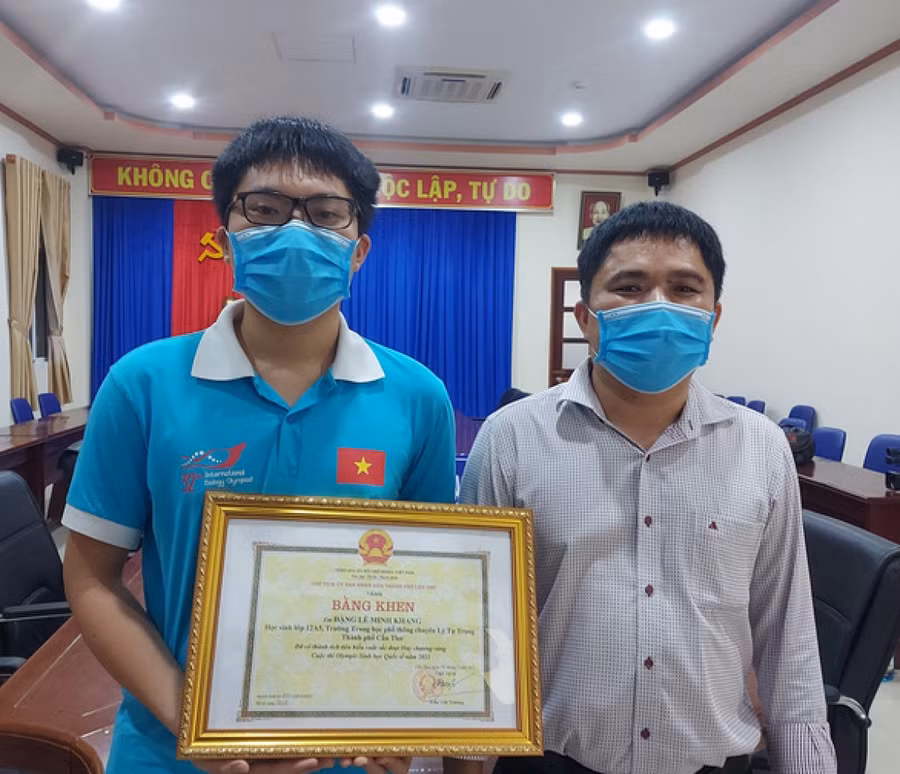 Em Đặng Lê Minh Khang cùng bố.