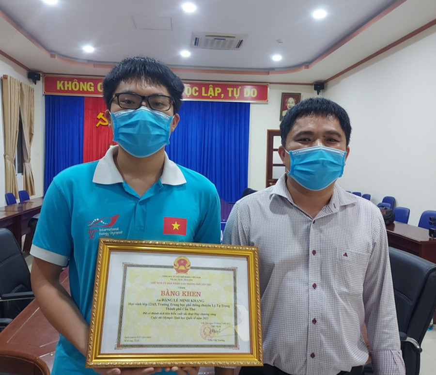 Em Đặng Lê Minh Khang cùng bố.