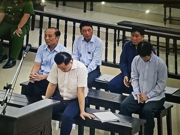 Phan Văn Anh Vũ (Vũ "nhôm") ngồi cúi gằm mặt trước bục xét hỏi. (ảnh: HC) Phan Văn Anh Vũ (Vũ "nhôm") ngồi cúi gằm mặt trước bục xét hỏi. (ảnh: HC)