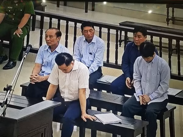 Phan Văn Anh Vũ (Vũ "nhôm") ngồi cúi gằm mặt trước bục xét hỏi. (ảnh: HC)