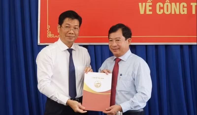 Phó Bí thư Tỉnh ủy tỉnh Tây Ninh Nguyễn Mạnh Hùng (trái) trao quyết định bổ nhiệm ông Phạm Ngọc Hải (phải) (Nguồn: PLO)