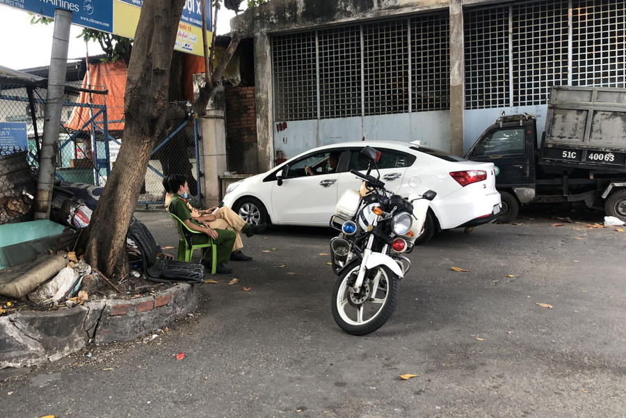 Công an và CSGT chốt chặn trước cổng ra vào của Trung tâm kiểm xe cơ giới Quận 11.