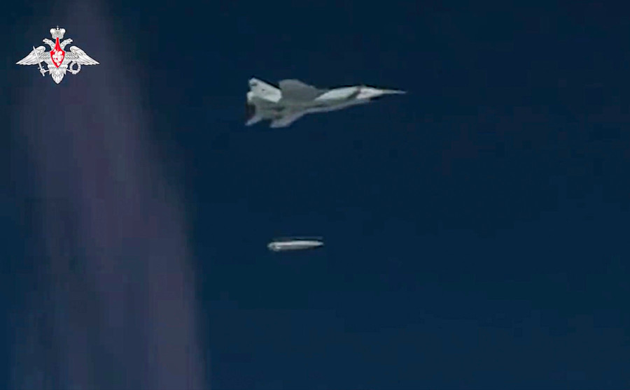 Tiêm kích MiG-31 phóng tên lửa Kinzhal.