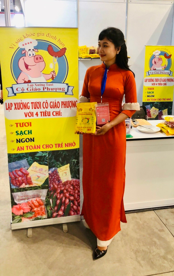 Lạp xưởng tươi cô giáo Phượng nhận được nhiều sự yêu thích, lựa chọn của cả khách hàng trong và ngoài tỉnh. Lạp xưởng tươi cô giáo Phượng nhận được nhiều sự yêu thích, lựa chọn của cả khách hàng trong và ngoài tỉnh.