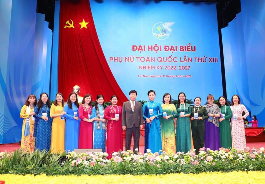 Cô Mạc Thị Thanh Bình cùng Đoàn Đại biểu tỉnh Bình Phước chụp ảnh kỷ niệm cùng Chủ tịch Hội LHPN Việt Nam Hà Thị Nga tại Đại hội Đại biểu Phụ nữ Toàn quốc lần thứ XIII. Cô Mạc Thị Thanh Bình cùng Đoàn Đại biểu tỉnh Bình Phước chụp ảnh kỷ niệm cùng Chủ tịch Hội LHPN Việt Nam Hà Thị Nga tại Đại hội Đại biểu Phụ nữ Toàn quốc lần thứ XIII.