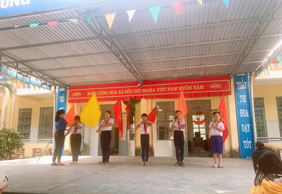 Cô Thành Thụy Quỳnh Anh tích cực tham gia công tác Đội của trường. Cô Thành Thụy Quỳnh Anh tích cực tham gia công tác Đội của trường.