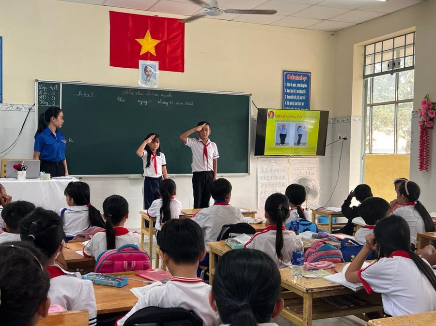 Nhờ có sự tâm huyết của cô, đội văn nghệ của nhà trường đã tham gia nhiều hội thi cấp thị xã đều đạt giải khá cao. Nhờ có sự tâm huyết của cô, đội văn nghệ của nhà trường đã tham gia nhiều hội thi cấp thị xã đều đạt giải khá cao.