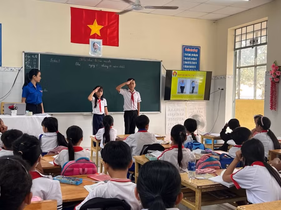 Nhờ có sự tâm huyết của cô, đội văn nghệ của nhà trường đã tham gia nhiều hội thi cấp thị xã đều đạt giải khá cao.