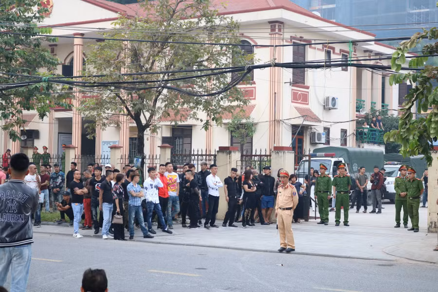 Lực lượng công an làm nhiệm vụ bảo vệ phiên tòa