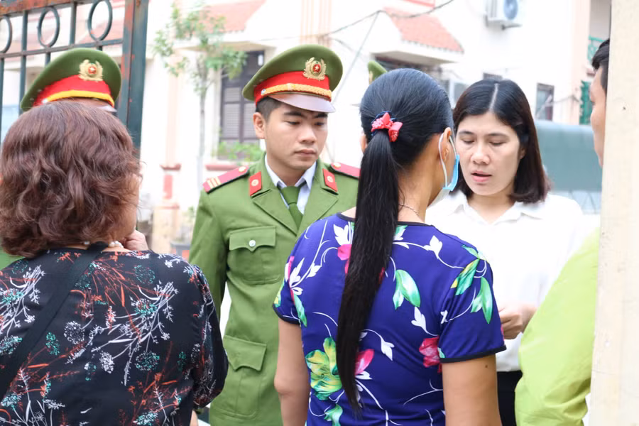 Người dân đến tham dự phiên tòa