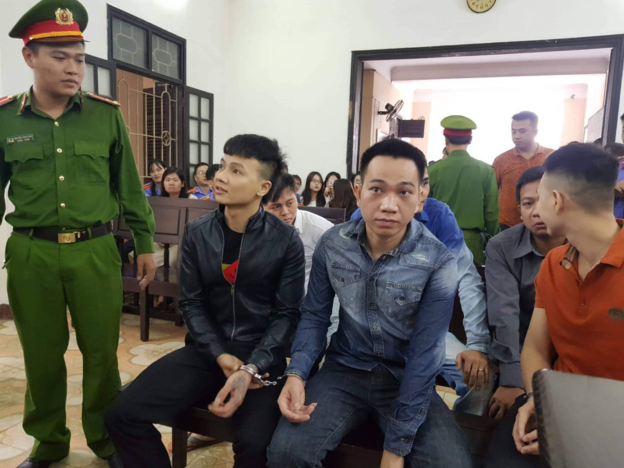 Ngô Bá Khá tỏ thái độ vênh váo khi ngồi trong phòng xử án