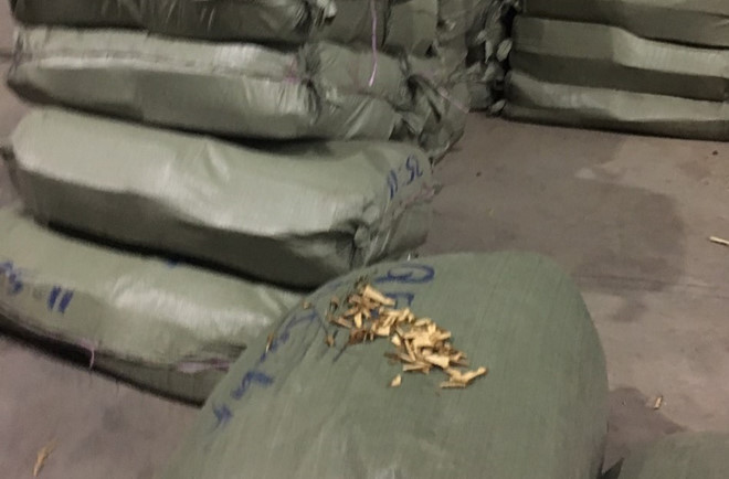 Thuốc bắc nhập lậu được nguyh trang trong các bao tải hoa quả sấy khô. Thuốc bắc nhập lậu được nguyh trang trong các bao tải hoa quả sấy khô.