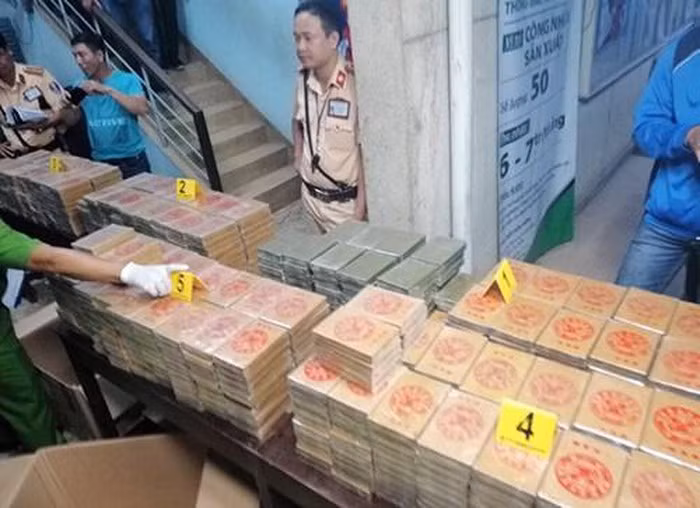 895 bánh heroin bị thu giữ trước đó. Ảnh: Báo Tiền Phong